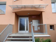 PŘEDNÍ VCHOD DO DOMU - KOMPLETNÍ REKONSTRUKCE - KRALOVICKÁ 41,43, PLZEŇ