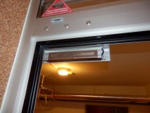 ELEKTROMAGNETICKÉ UZAMYKÁNÍ VCHODOVÝCH DVEŘÍ